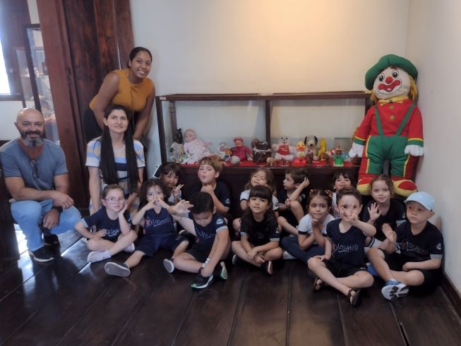 api-modulos/fotos/img/galeria_cat_culturais_490/490/13507/VISITA GUIADA POR GUSTAVO, COLÉGIO LOSANGO PARÁ DE MINAS, PROF. VEIDIANE (AGACHADA), E EMANUELLY (DE PÉ), 11.11.2025 (14).jpg